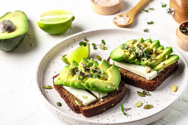 Φρυγανισμένο ψωμί με γραβιέρα και αβοκάντο